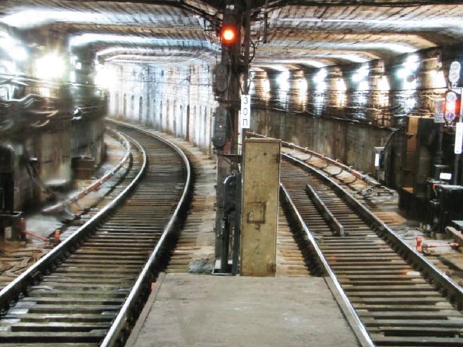 Самый длинный перегон в метро санкт петербурга. Тоннель метро станция Фрунзенская. Тоннели метро Петербурга. Светофор в тоннеле метро. Перегон метро поездов.