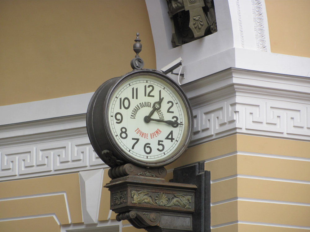 Москва перешла на зимнее время. Часы ЖКХ стрелками.