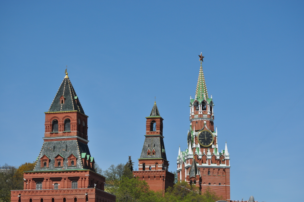 Узнай москве бесплатные. Красная площадь завешенная башня. Копия Кремля. Установить Кремль. Аудиогид по красной площади в Москве с фото бесплатно.