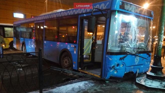 Автобус столб. Автобус врезался ГУП Мосгортранс. Автобус врезался в столб в Москве. Москва автобус въехал в столб. Рейсовый автобус врезался в столб в Москве.