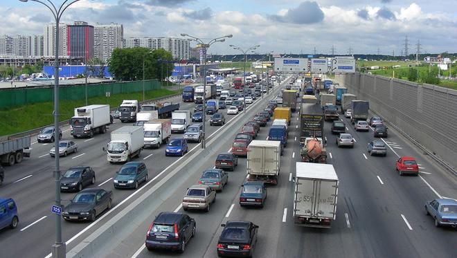 Молнет. Пробка на Варшавском шоссе. Пробка на Варшавке сейчас. МКАД 3 полоса. Пробка на Варшавском шоссе фото.