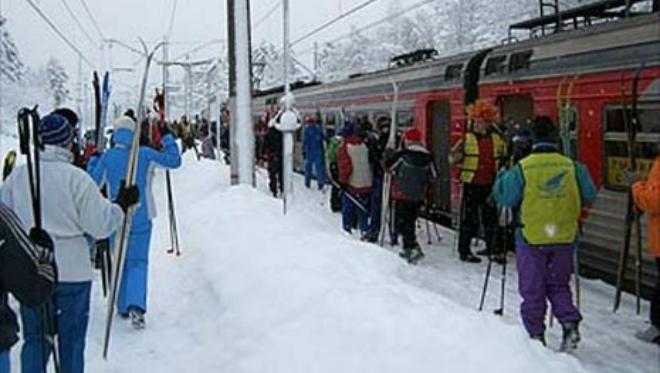 Поезд выходного дня. Лыжная стрела 2021 Орехово. Лыжи в электричке. Лыжи в поезде. Лыжники в электричке.