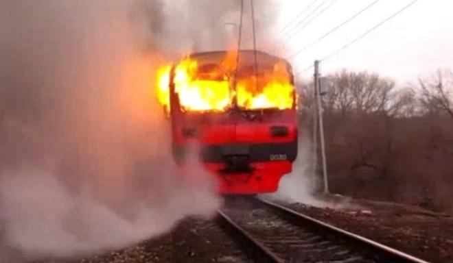 Поезд горячий. Горит электричка эд4м. Эд4м пожар. Эд4м 0037 пожар. Эд4м 0002 пожар.