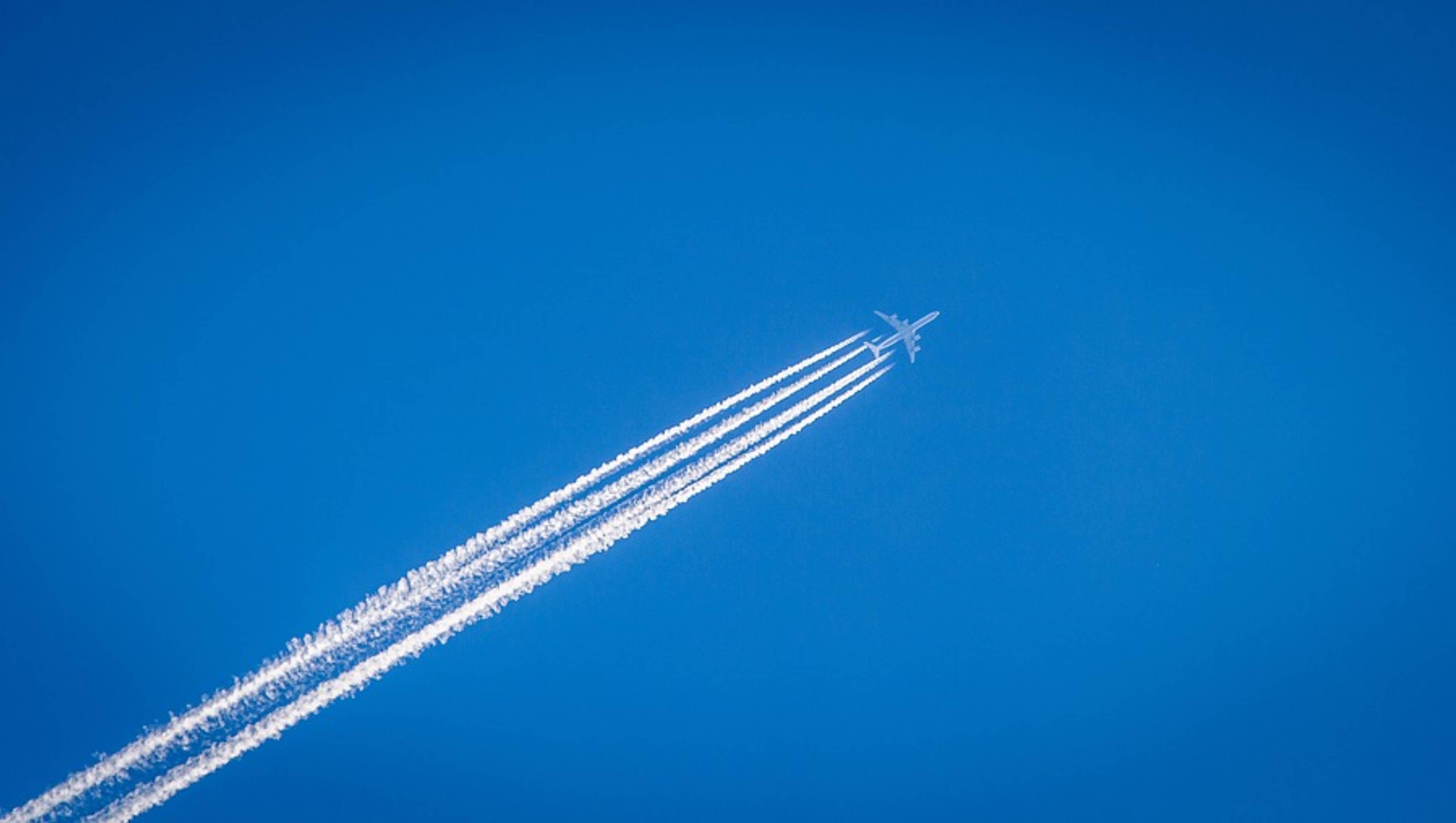 Самолет летящий со. Инверсионный след Airbus a340. След от самолета. Самолет со следом. Инверсионный след от самолета.