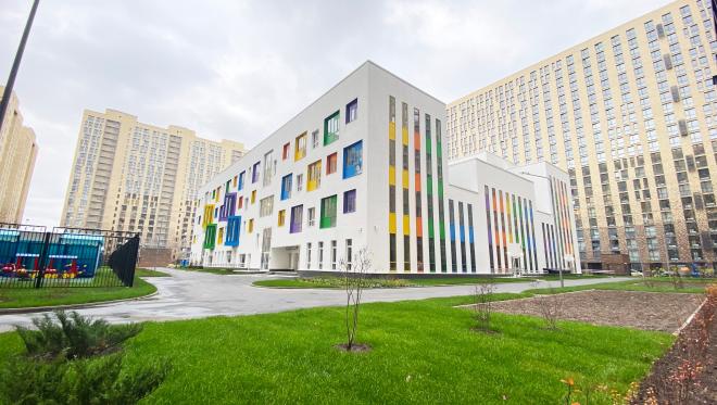 Новые школы в москве 2024. One International School Хорошевский. Школа в Москве новая школа. ЖК Хорошевский школа. Школа в Хорошево Мневниках частная.