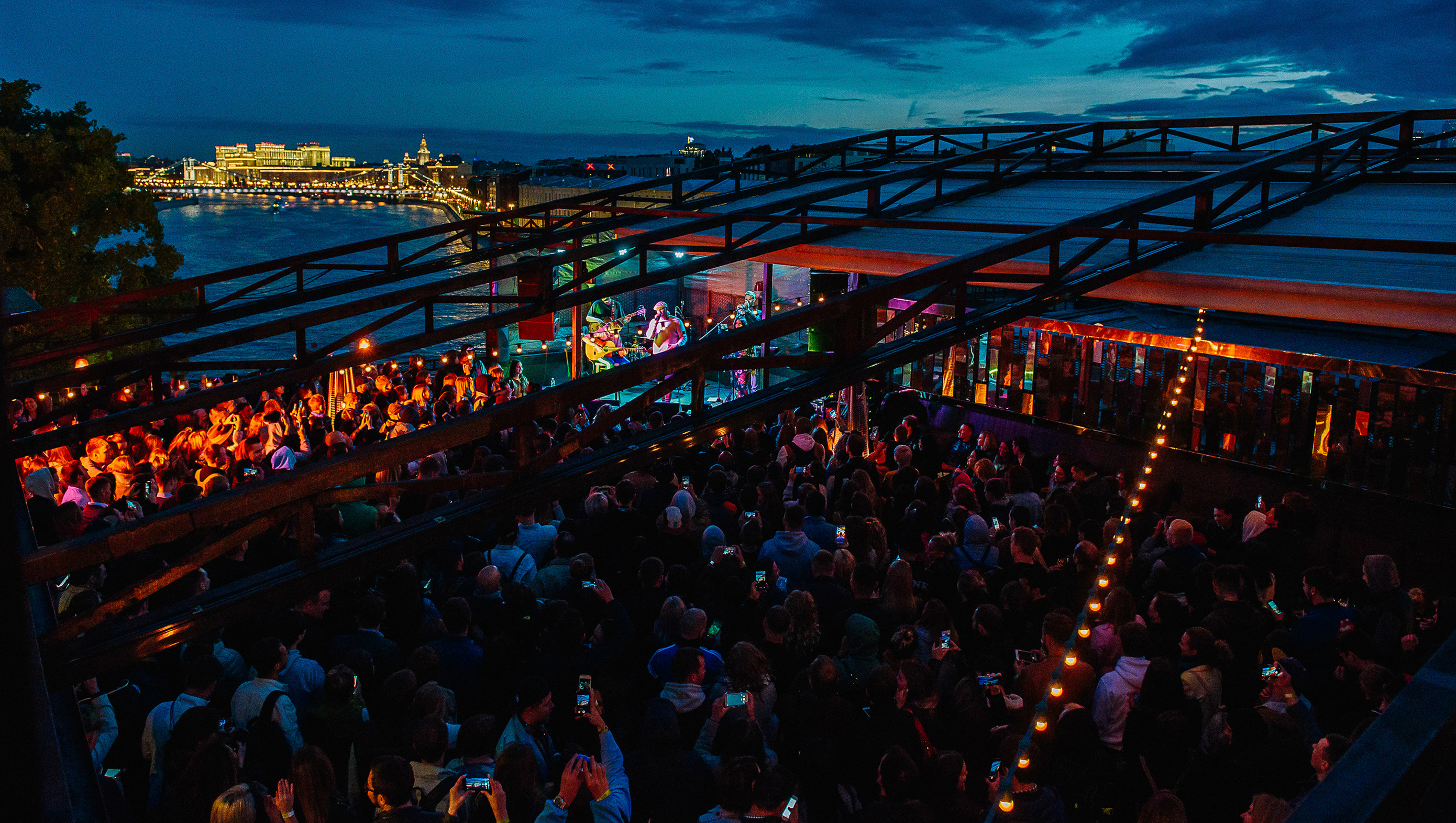 Живая музыка на крыше в москве. Fantomas Rooftop, Москва. Крыша Fantomas Rooftop. Fantomas Rooftop концерты. Крыша Фантомас в Москве.