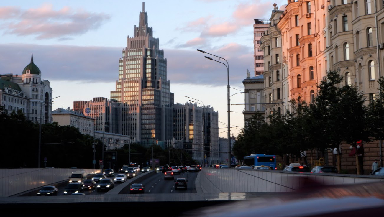 Какое сегодня атмосферное в москве. Атмосфера Москва. Москва лето. Места в Москве. Пасмурная Москва.