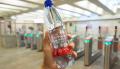 Москвичам раздают воду еще на восьми станциях метро