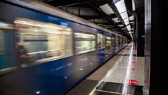 На севере Москвы в районе станции метро Петровско-Разумовская горит торговый центр